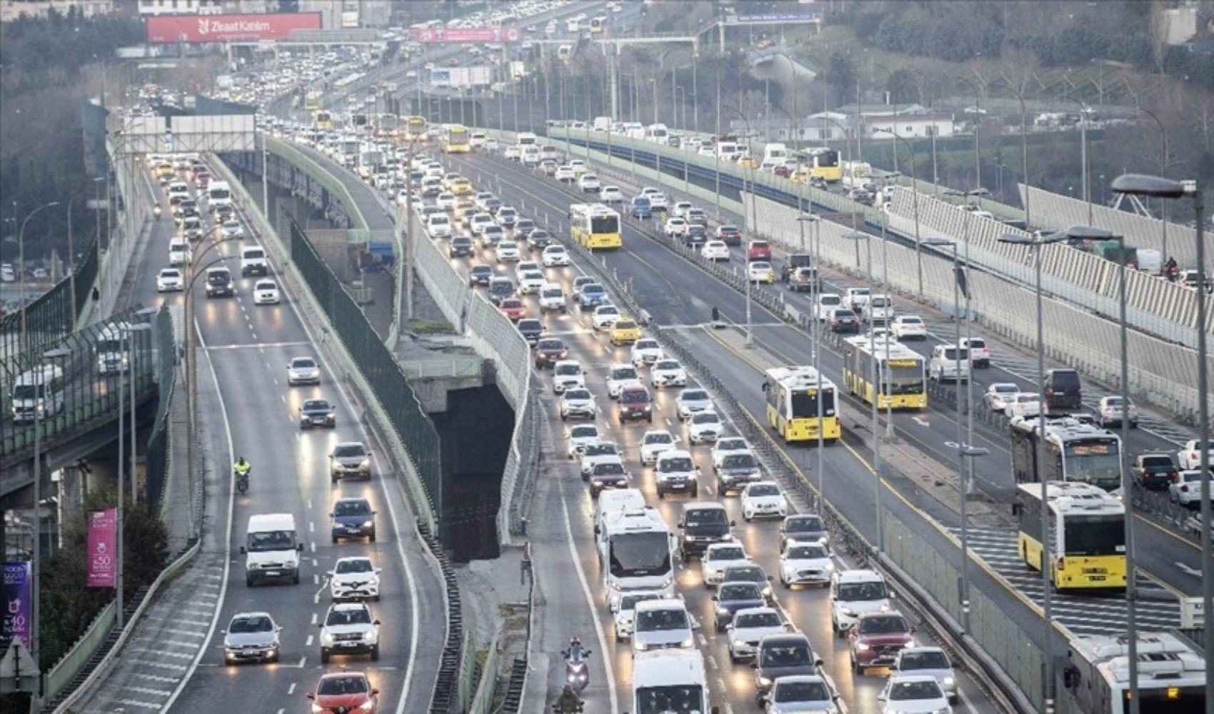 Haftanın son gününde İstanbul'da trafik yoğunluğu yaşandı