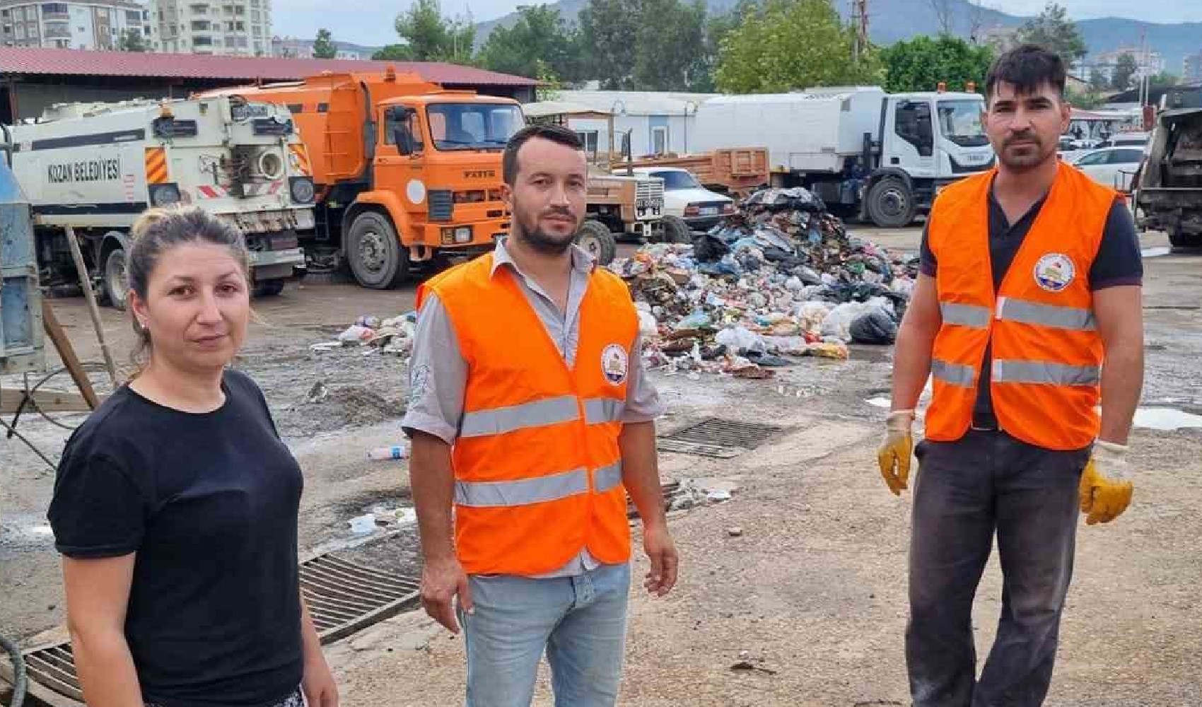 Çöpe atılan cüzdanı temizlik görevlilerinin titiz çalışması kurtardı