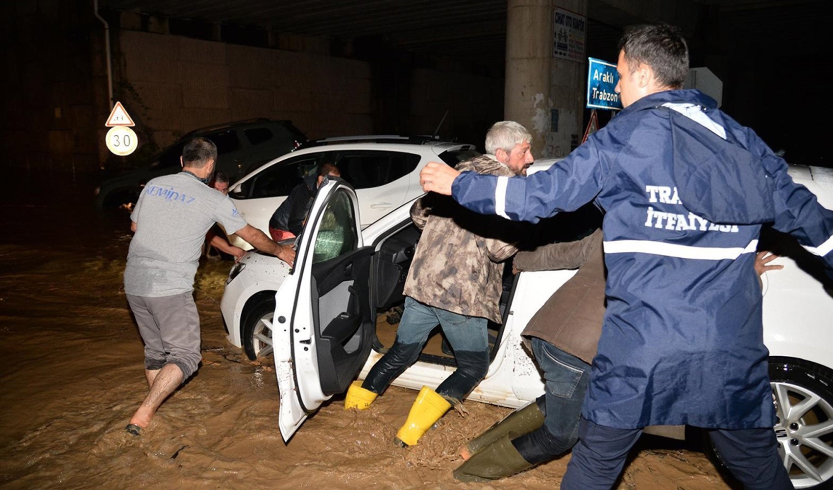 Trabzon'da sağanak etkili oldu: Yollar çöktü, heyelan yaşandı