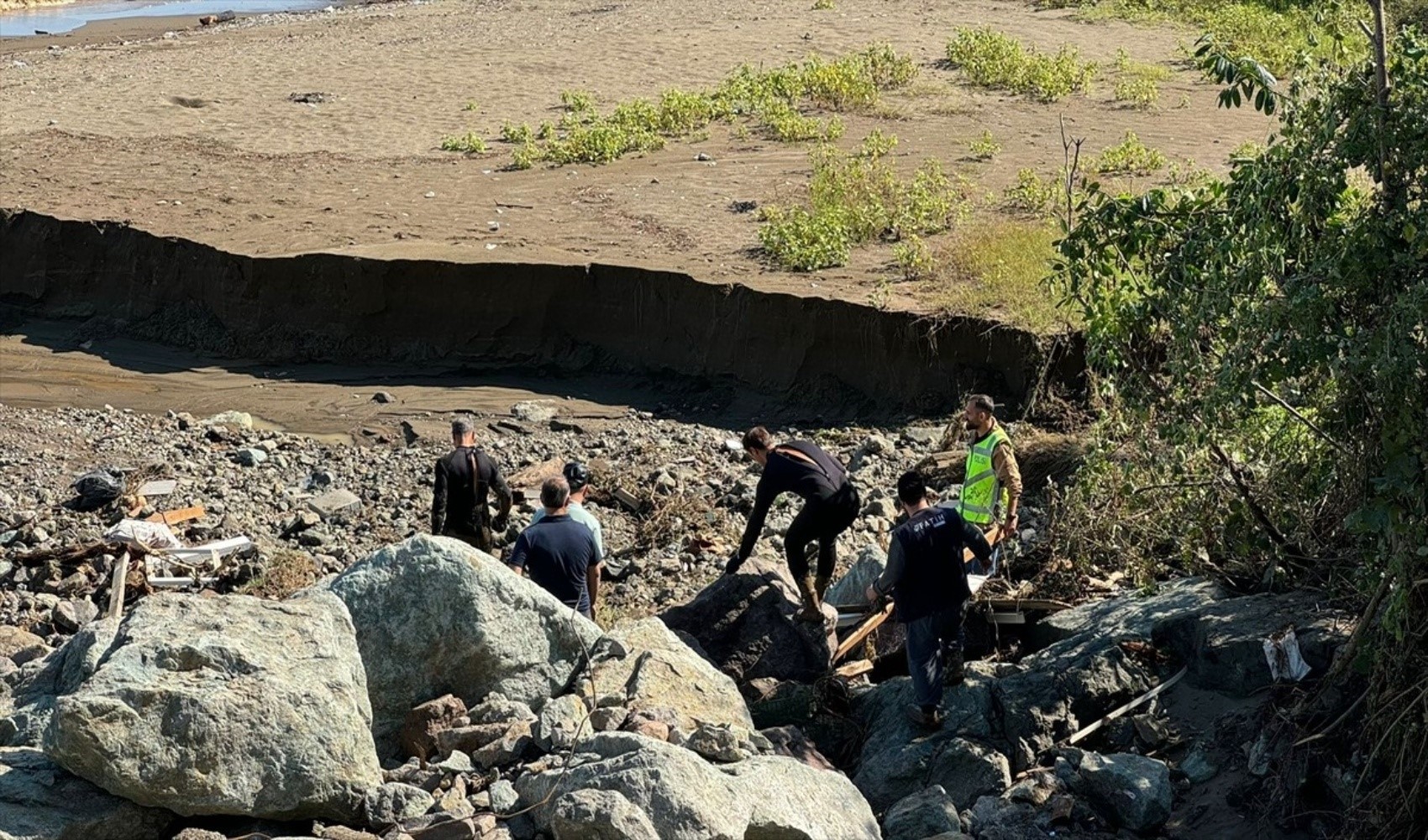 Trabzon'da çıkan taşkında kaybolan kişi için arama çalışmaları devam ediyor