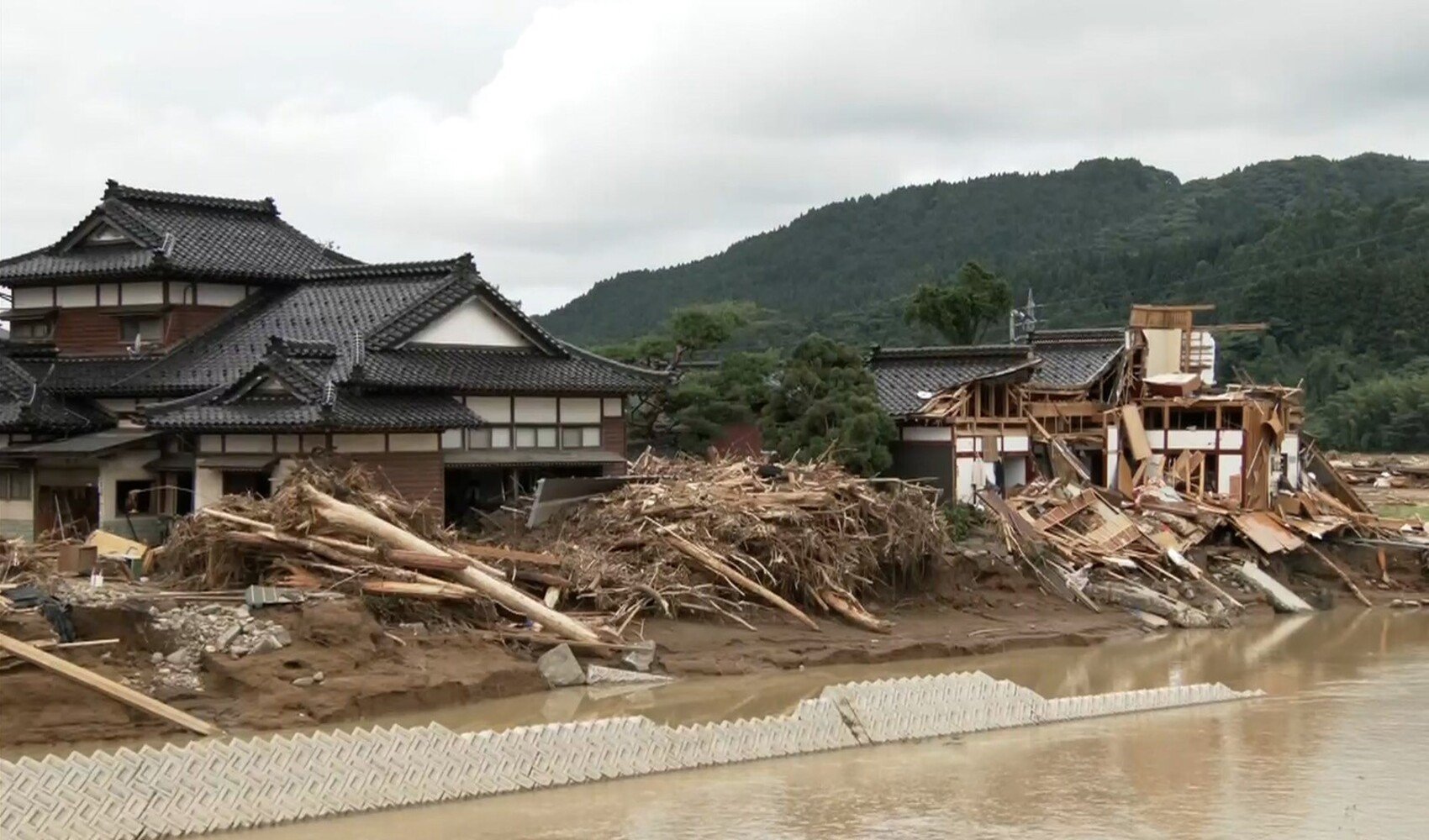 Japonya'da sel tehdidi nedeniyle 50 bin kişi tahliye ediliyor