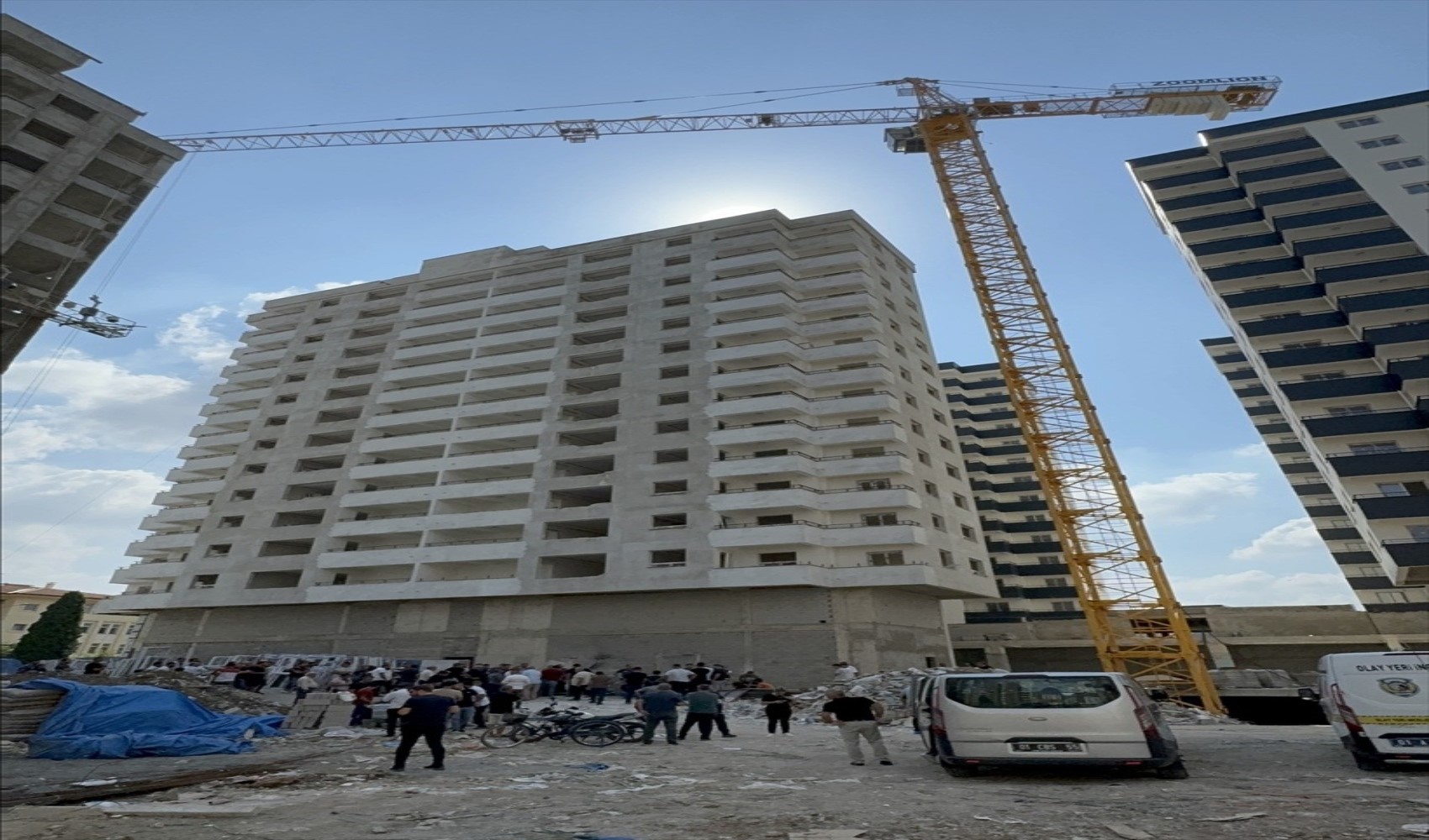A Yüreğir, materiali caduti da una gru causano la morte di due operai