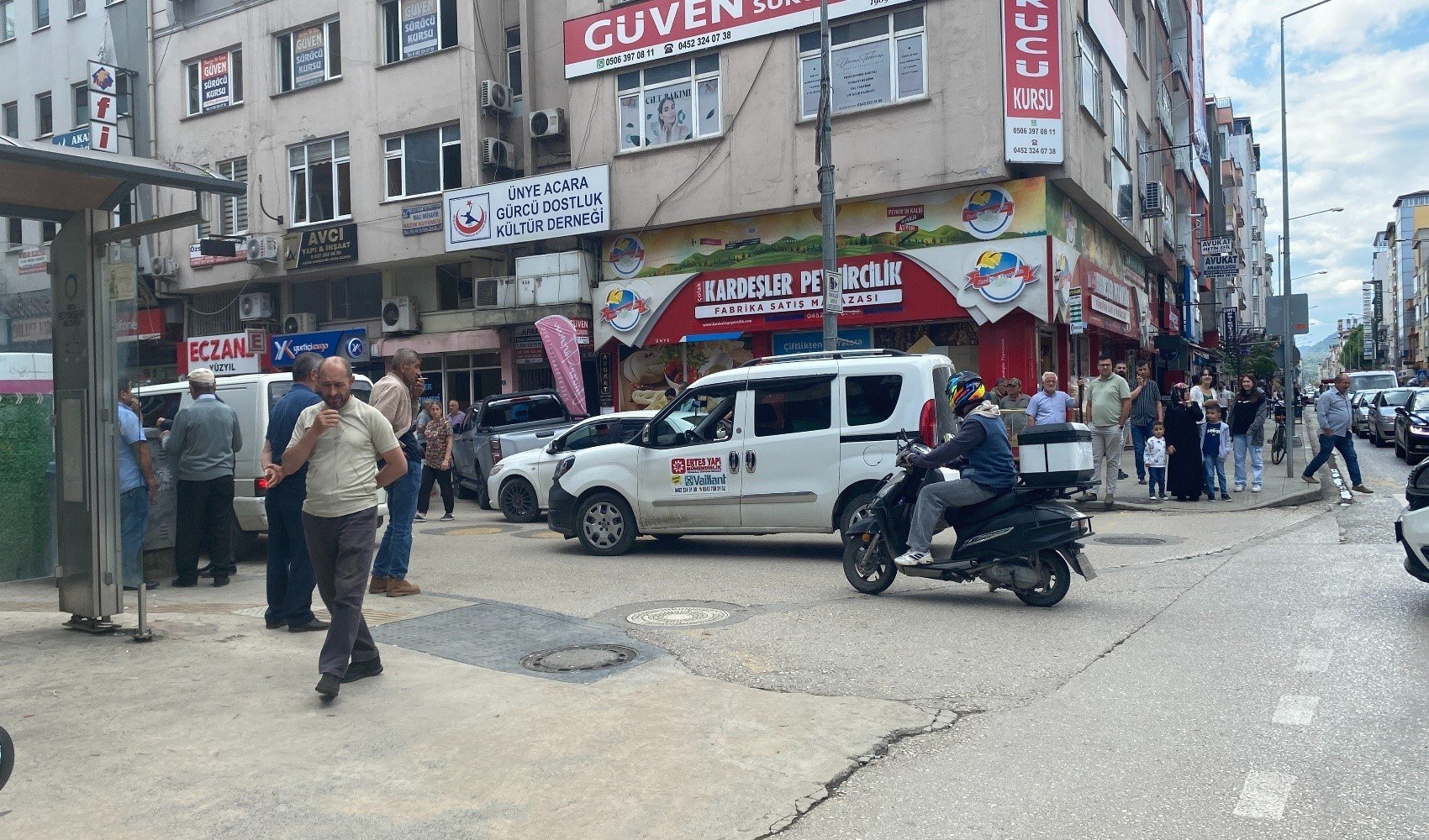 Ünye'de dede ve torun, trafik polisine saldırdı