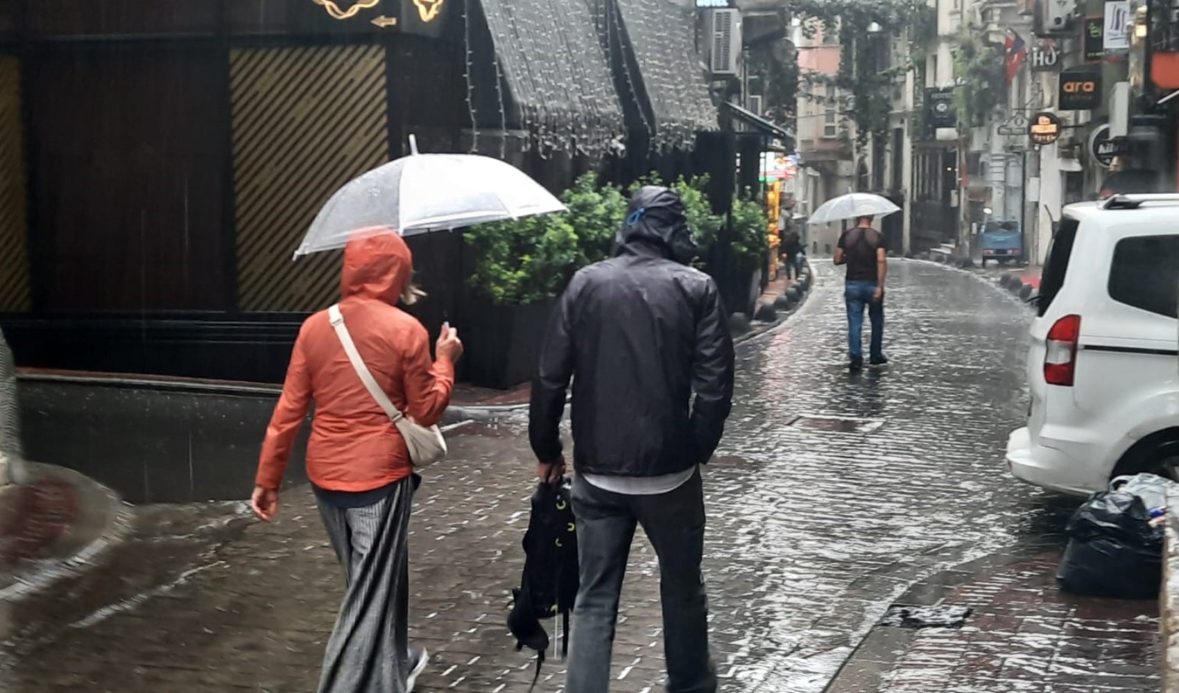 Momenti difficili a Istanbul! La pioggia mette in ginocchio i cittadini
