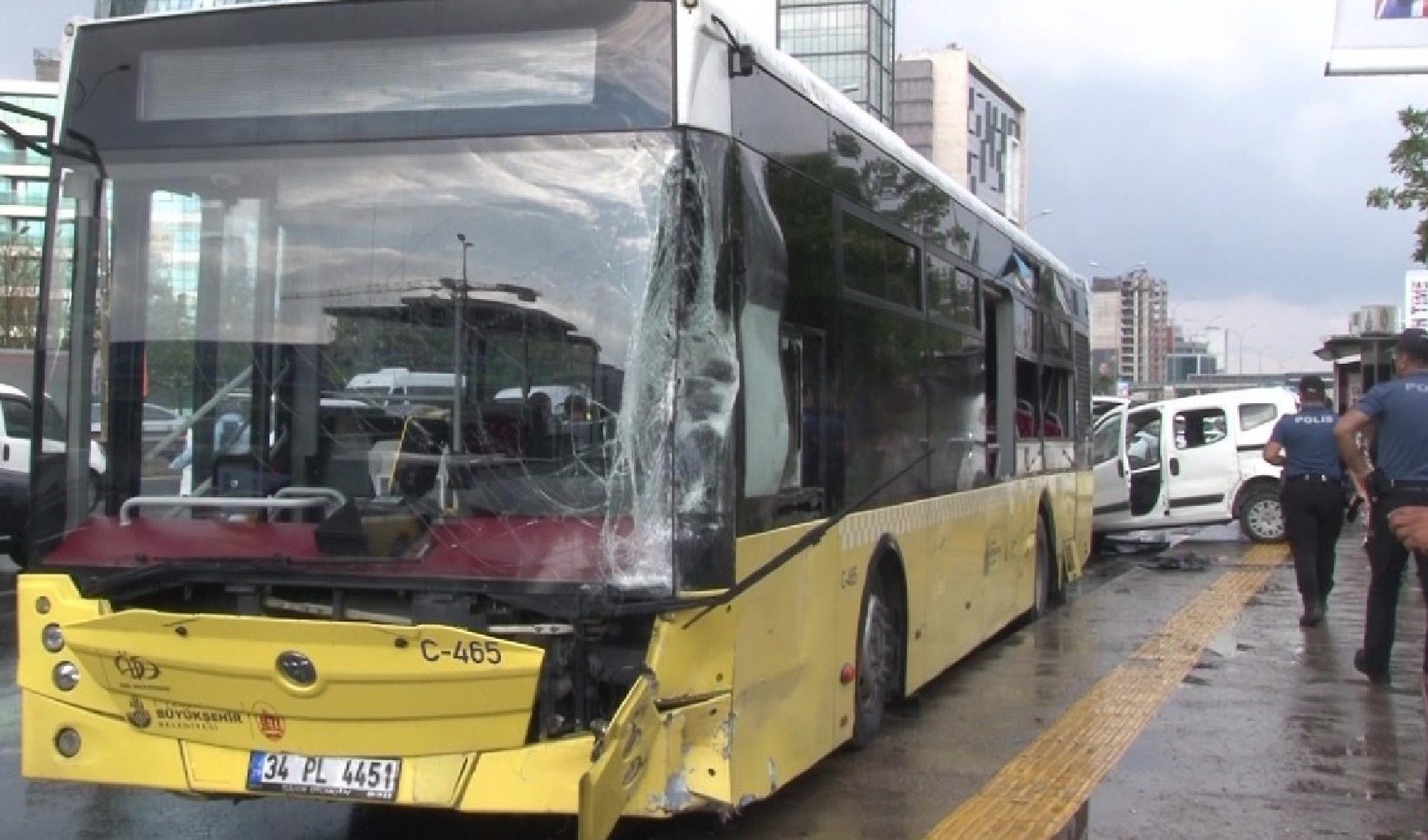 Maltepe'de İETT otobüsü kazası: 4 yaralı