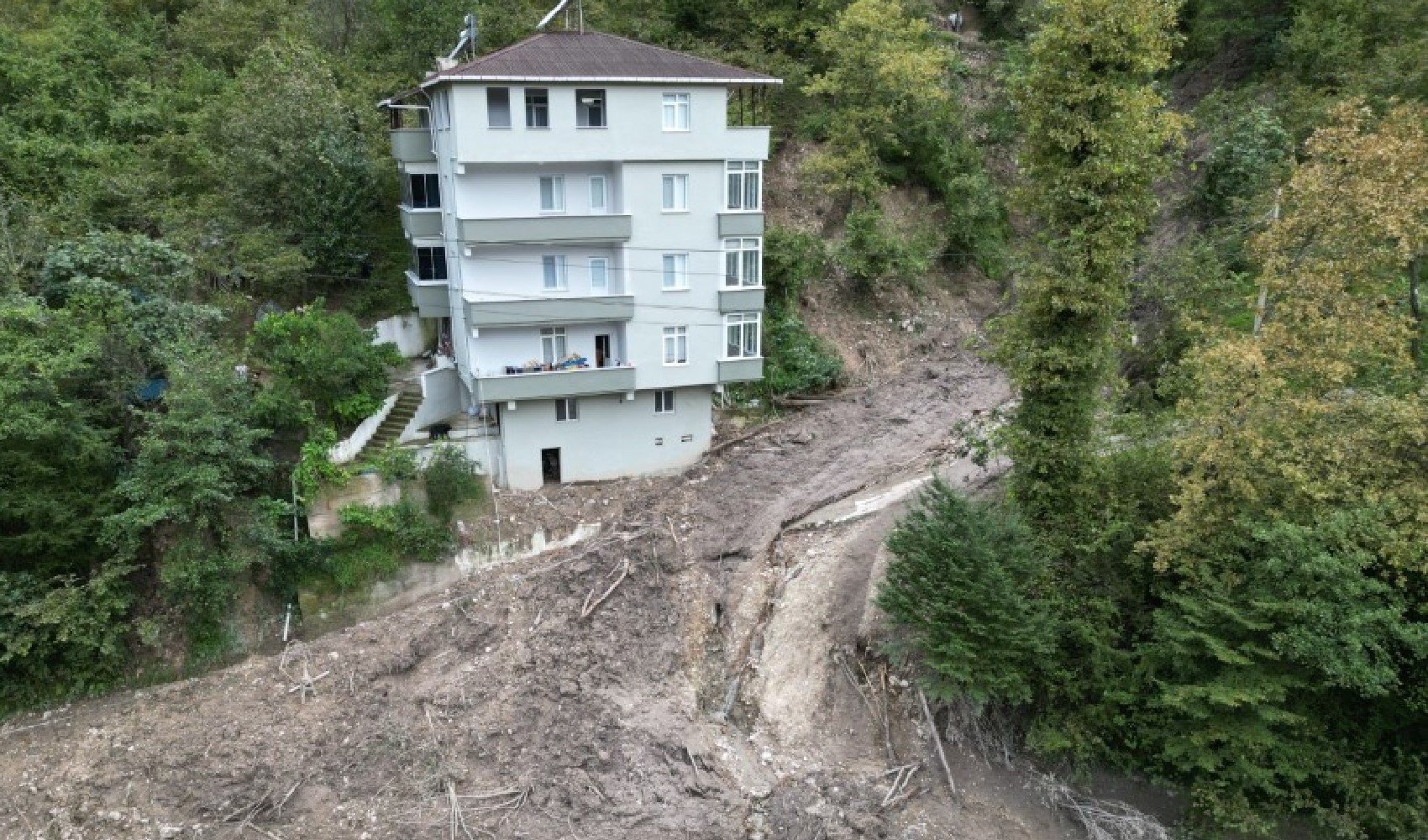 Trabzon'da heyelan felaketi: 5 katlı binayı teğet geçti