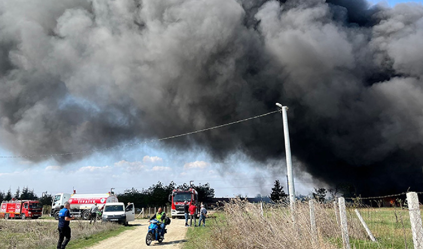 Tekirdağ'da yangın: Fabrika kullanılamaz hale geldi