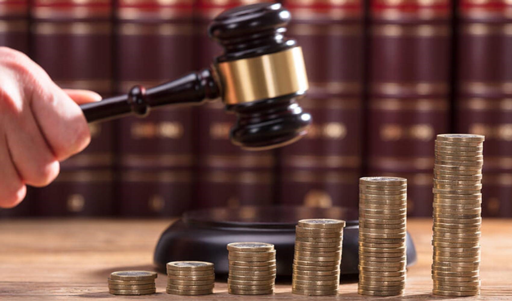 Ci pensi due volte prima di accettare un regalo dal suo partner: dopo la rottura, chiede indietro i soldi dei doni e avvia un pignoramento