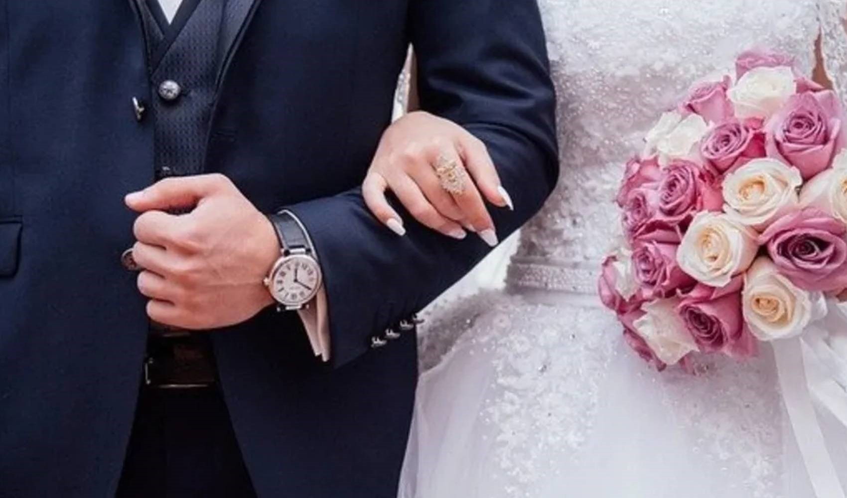 Coppia di sposi chiede agli invitati 90 mila lire turche per partecipare al matrimonio