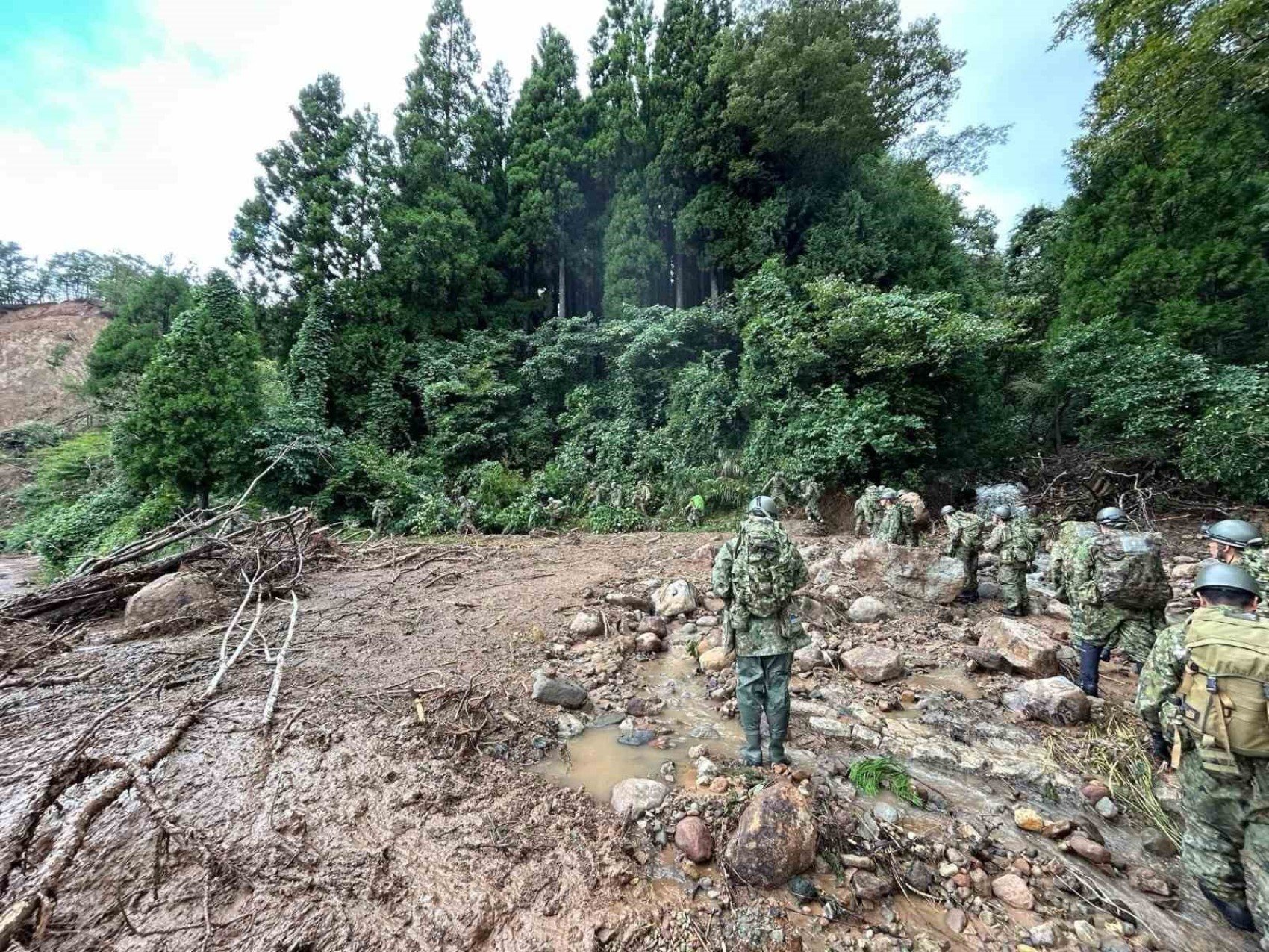 Japonya'da ordu sel felaketiyle mücadele ediyor: Ölü ve yaralılar var