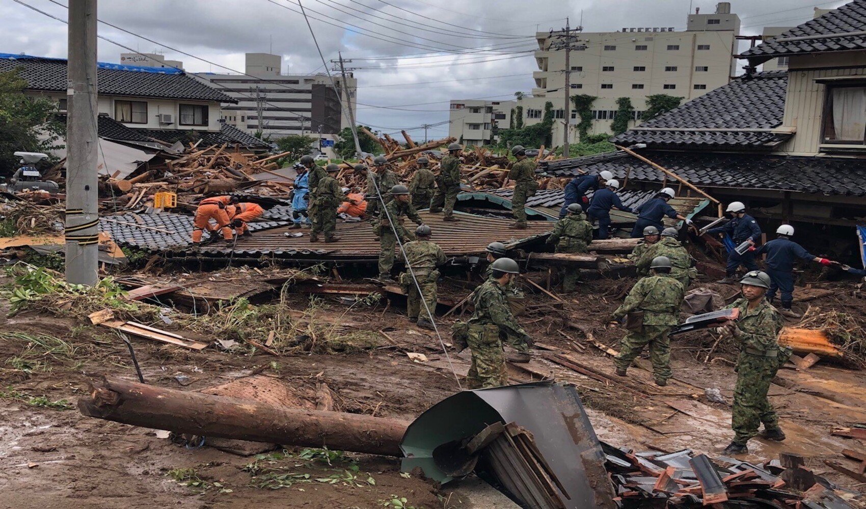 Japonya'da ordu sel felaketiyle mücadele ediyor: Ölü ve yaralılar var