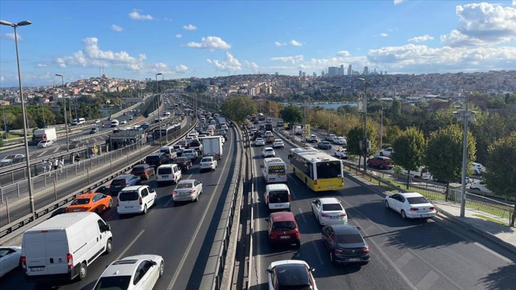 İstanbul'da trafik yoğunluğu: Araçlar ilerlemekte güçlük çekti