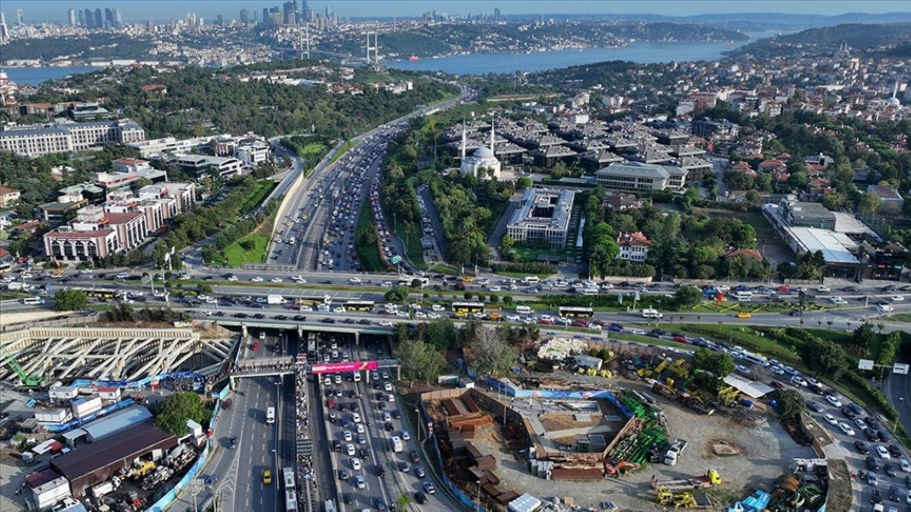 İstanbul'da trafik yoğunluğu: Araçlar ilerlemekte güçlük çekti