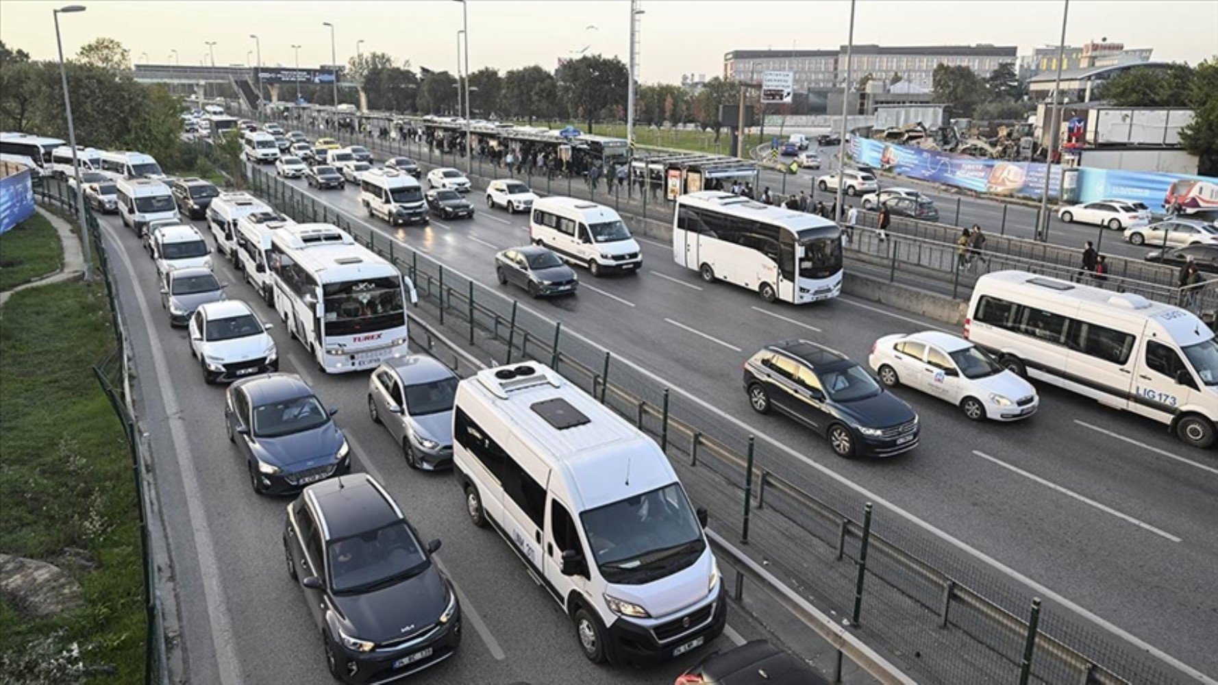 İstanbul'da trafik yoğunluğu: Araçlar ilerlemekte güçlük çekti