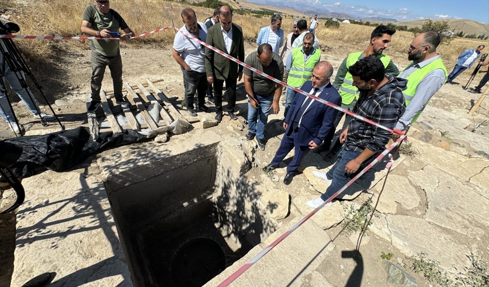 Elazığ'da şans eseri bulunan taban mozaiğinde hayvan figürleri yer alıyor