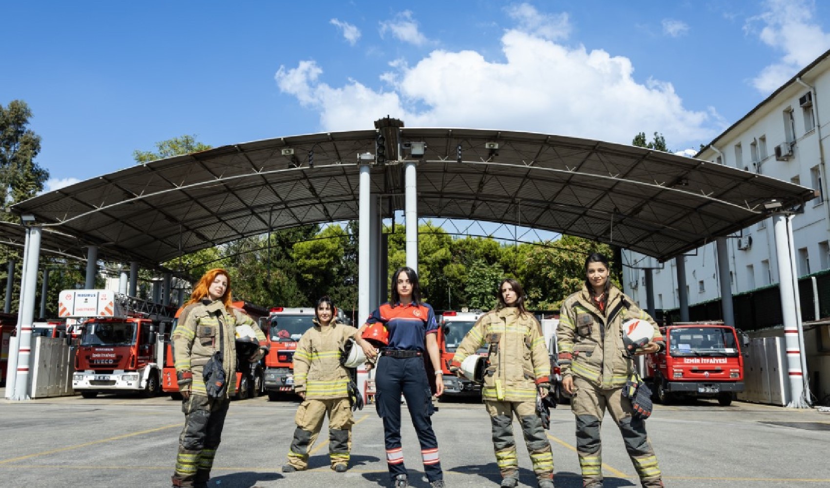 Kadın itfaiyeciler yangınlarla mücadelede öncü oluyor: İzmir itfaiyesinin ateş savaşçıları