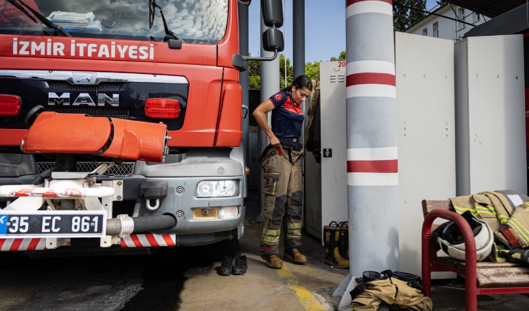 Kadın itfaiyeciler yangınlarla mücadelede öncü oluyor: İzmir itfaiyesinin ateş savaşçıları