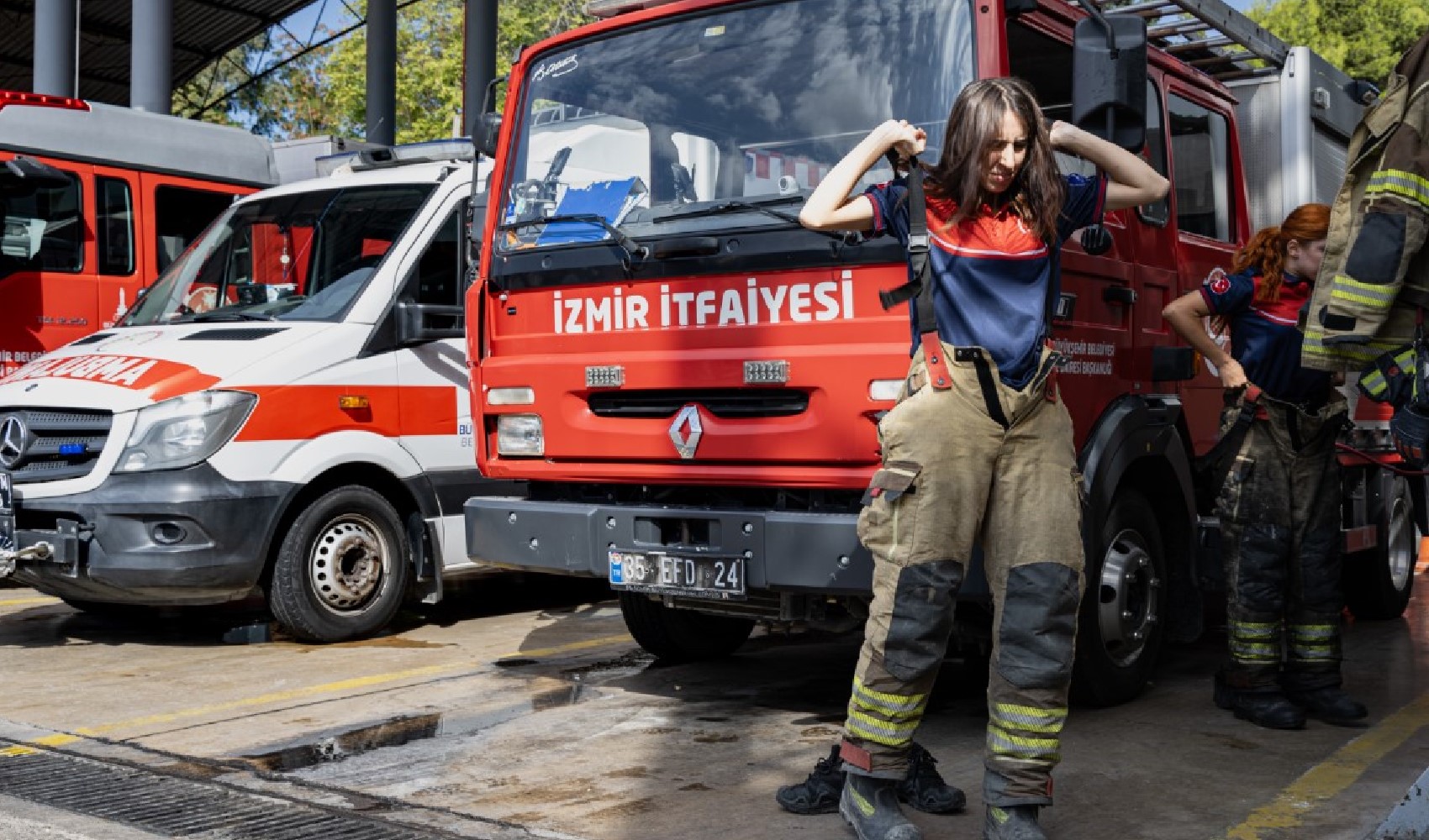 Kadın itfaiyeciler yangınlarla mücadelede öncü oluyor: İzmir itfaiyesinin ateş savaşçıları