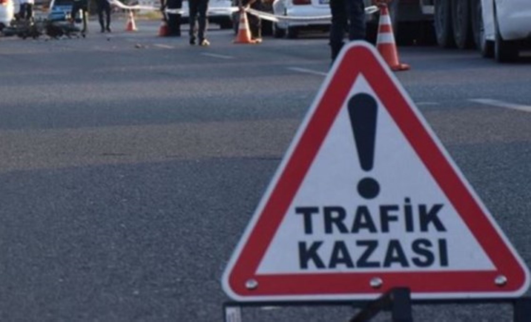 Tragico incidente a Smirne! 3 persone a bordo di un'auto finita in un sottopassaggio hanno perso la vita