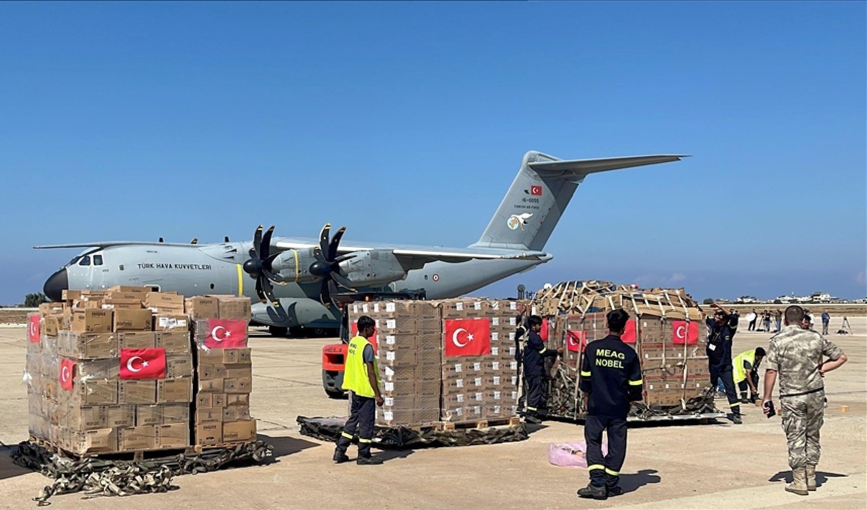 Türkiye'den Lübnan'a kalkan insani yardım uçağı Beyrut'a indi