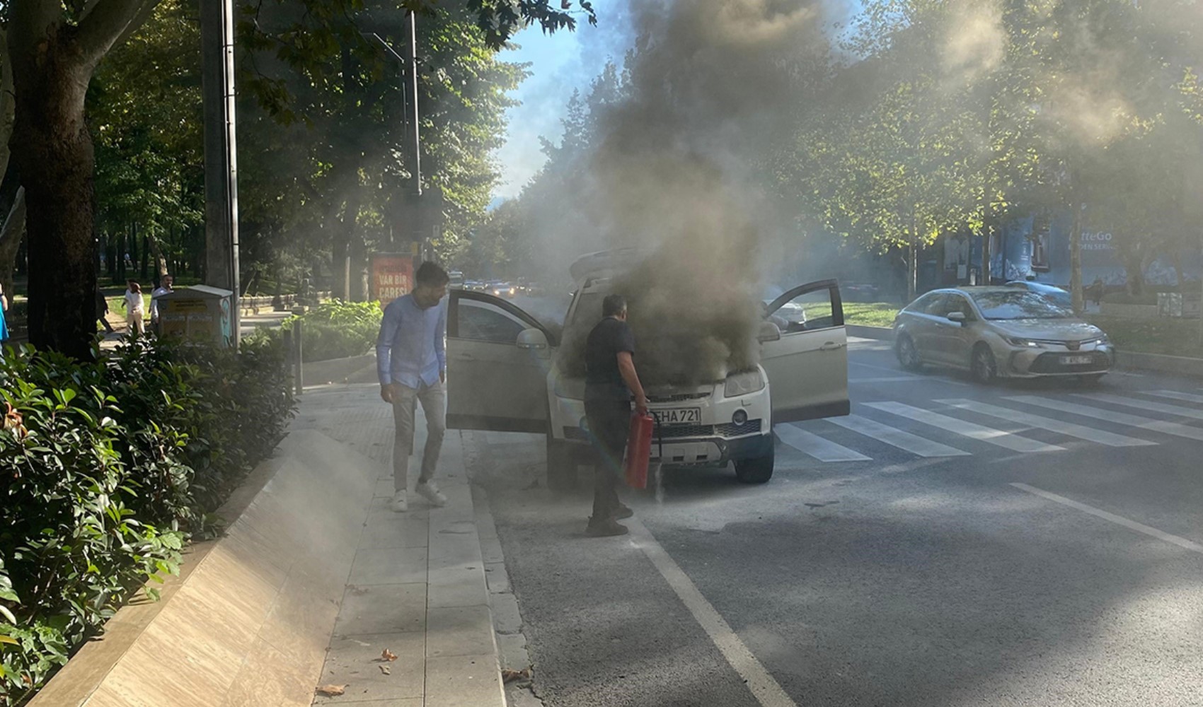 Beşiktaş’ta otomobil alev aldı, anne ve çocuğu son anda kurtuldu