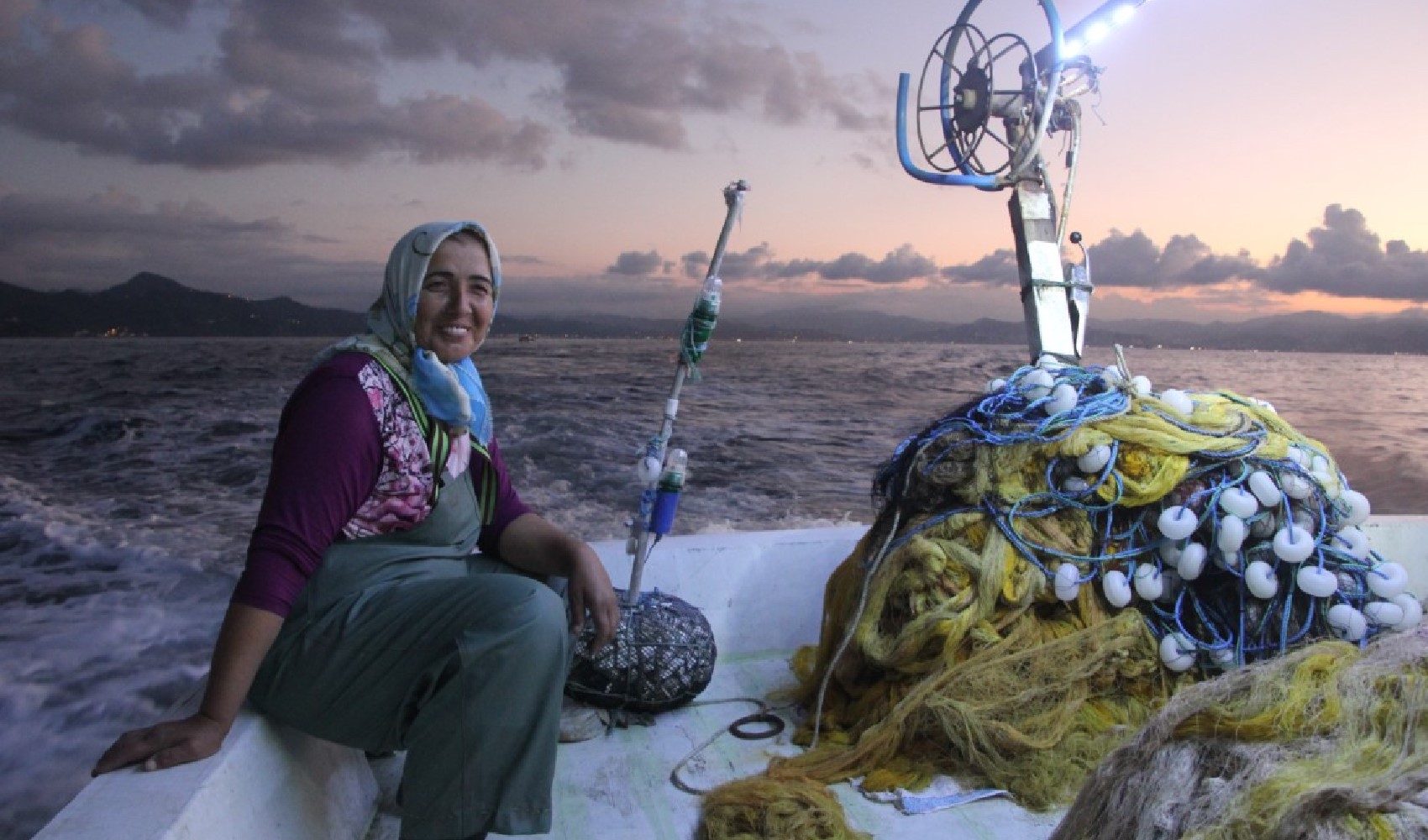 Karadeniz'in kadın balıkçıları: Zorluklarla dolu gece yolculuğu