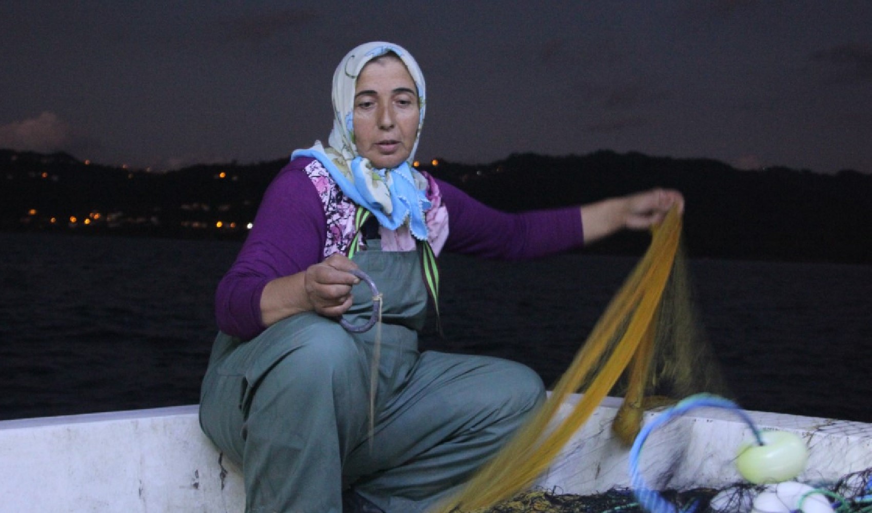 Karadeniz'in kadın balıkçıları: Zorluklarla dolu gece yolculuğu