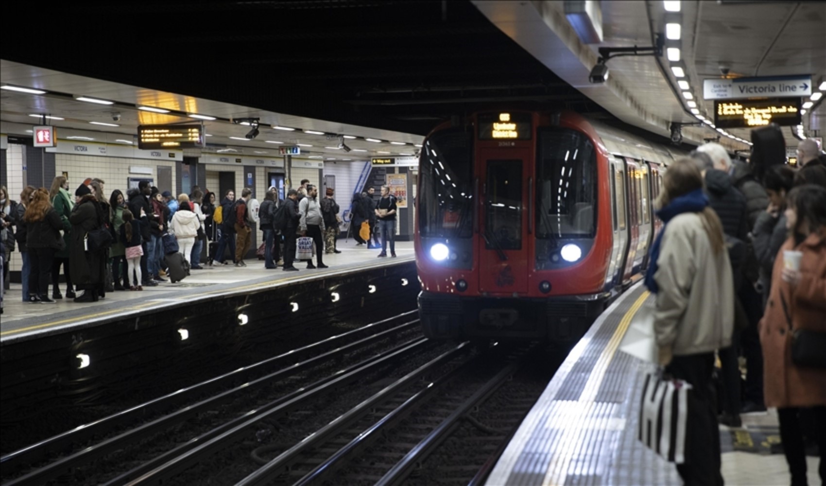 İngiltere'de tren yolcularına Müslüman karşıtı mesajlar gönderildi: İslamofobik saldırılarda yeni perde