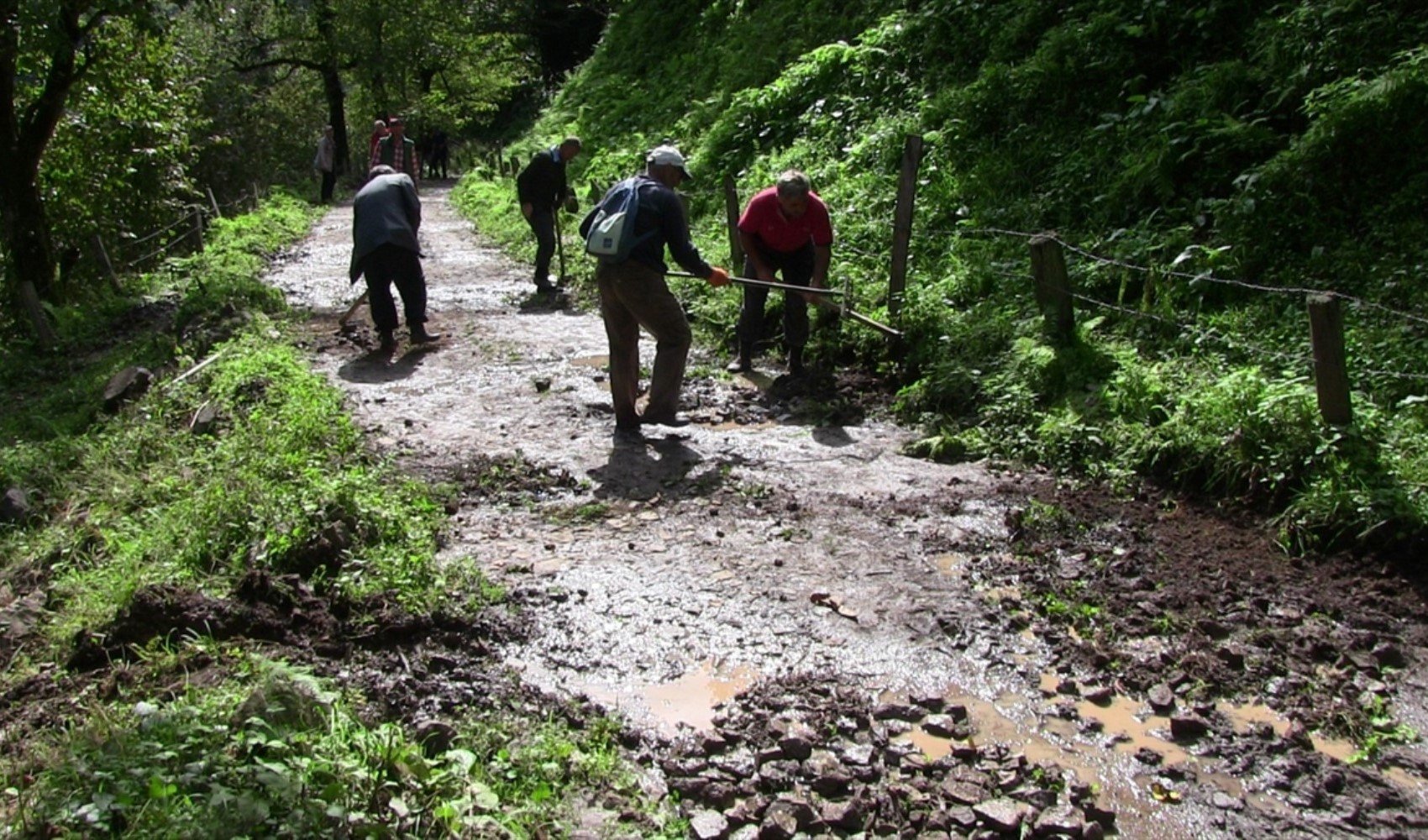 Bozulan köy yollarını vatandaşlar düzeltti