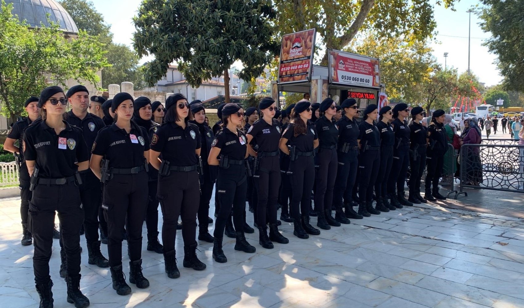 Arkadaşları Şehit Polis Şeyda Yılmaz için lokma dağıttı