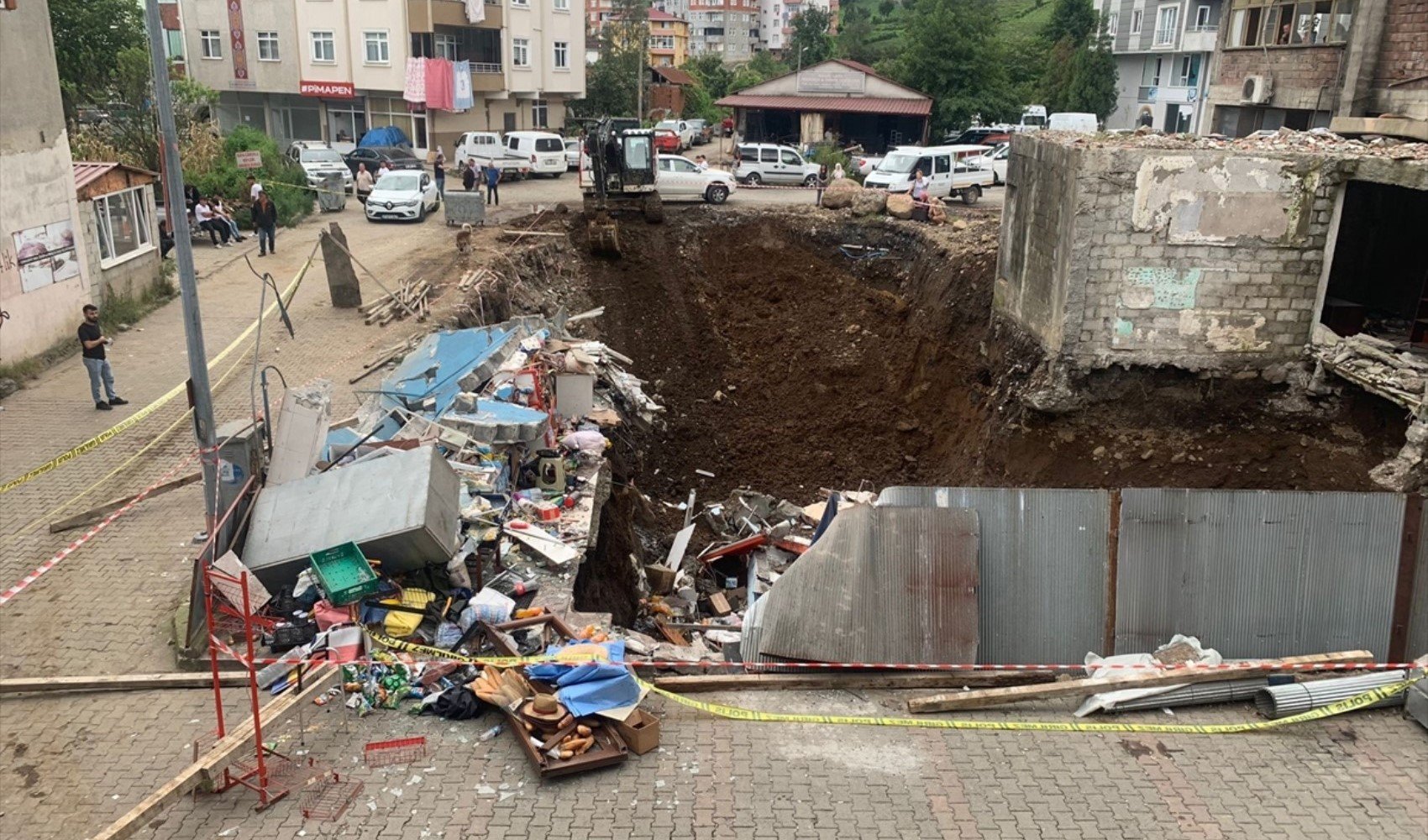 Artvin'de bina çöktü! Enkaz altında kalmaktan son anda kurtuldu