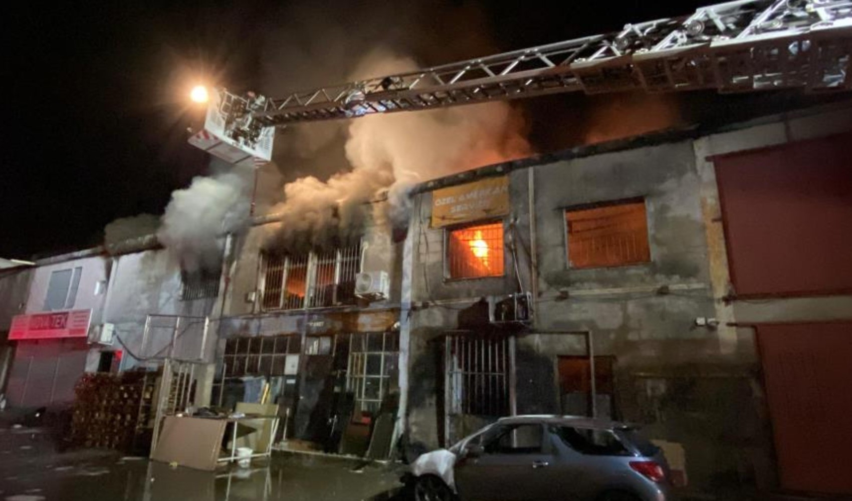 Panico nel cuore della notte ad Antalya! Attività commerciali e veicoli ridotti in cenere
