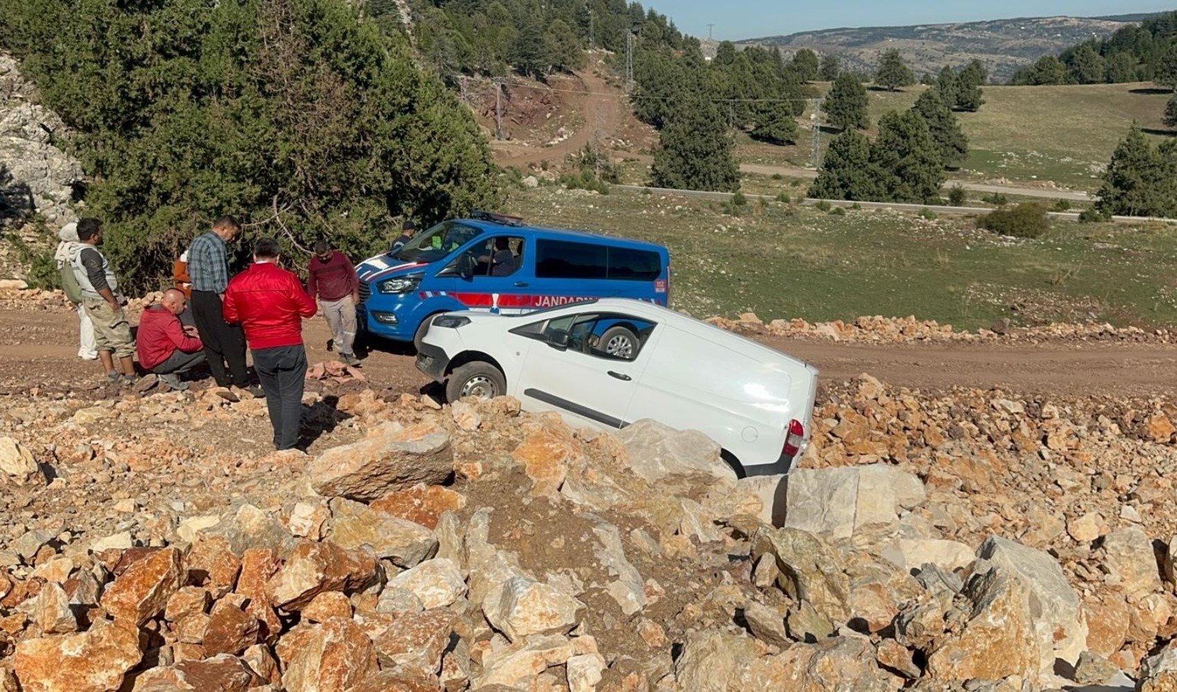 Freni tutmayan araç şarampolde askıda kaldı! Engelli birey kurtarıldı