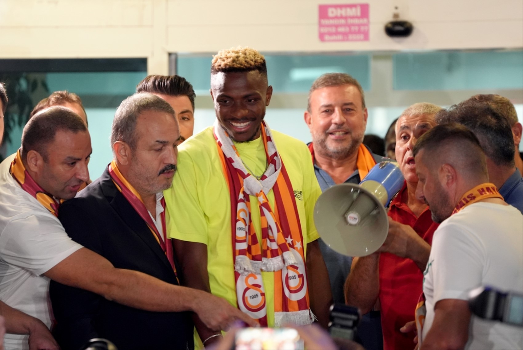 Galatasaray taraftarı yıldızını göklerde izledi: Osimhen rekor kırarak geldi