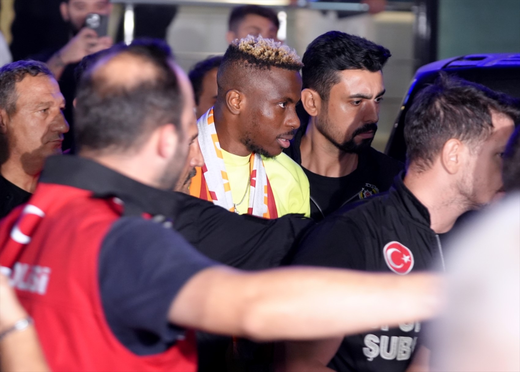 Galatasaray taraftarı yıldızını göklerde izledi: Osimhen rekor kırarak geldi