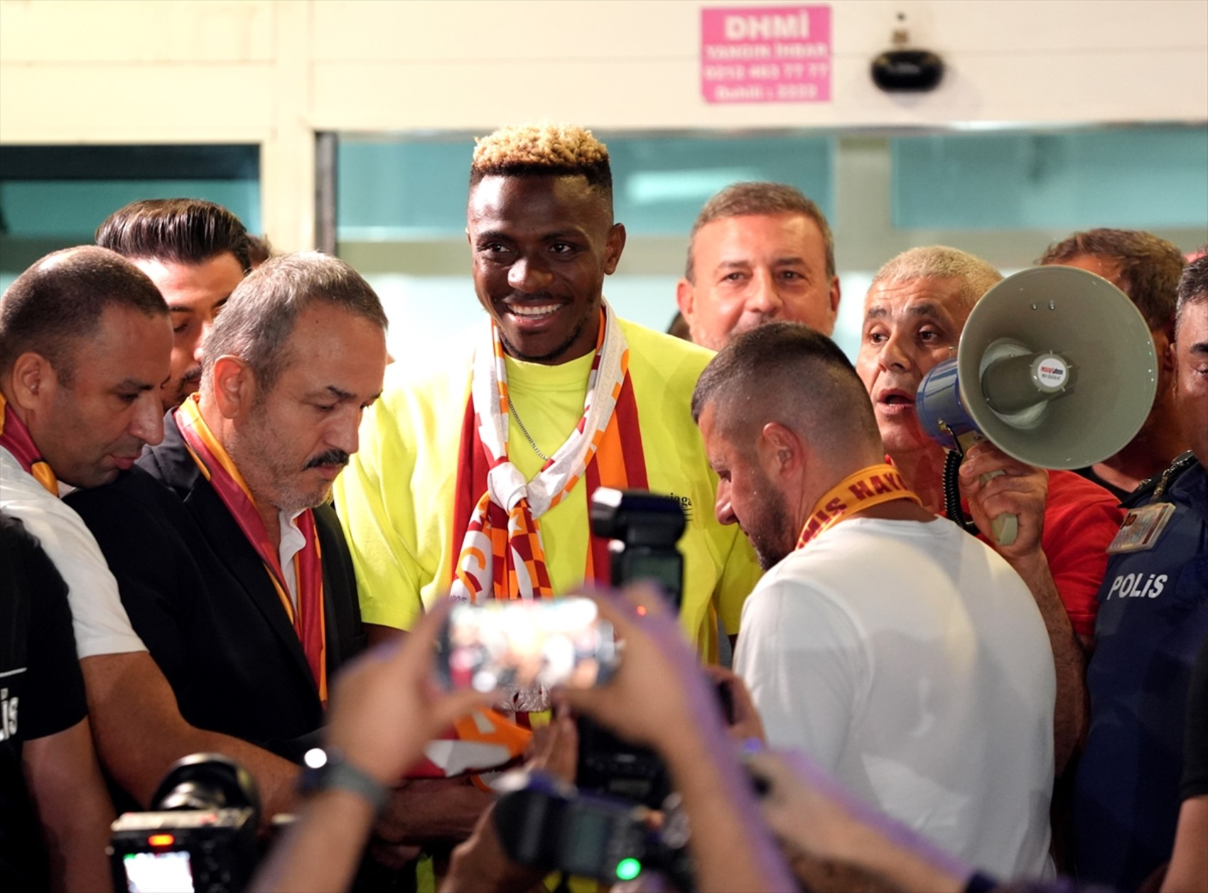 Galatasaray taraftarı yıldızını göklerde izledi: Osimhen rekor kırarak geldi