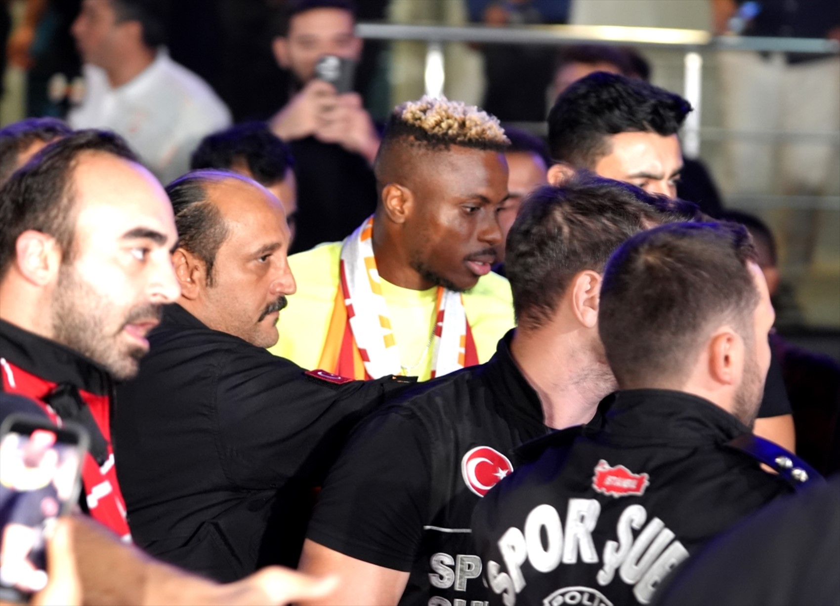 Galatasaray taraftarı yıldızını göklerde izledi: Osimhen rekor kırarak geldi