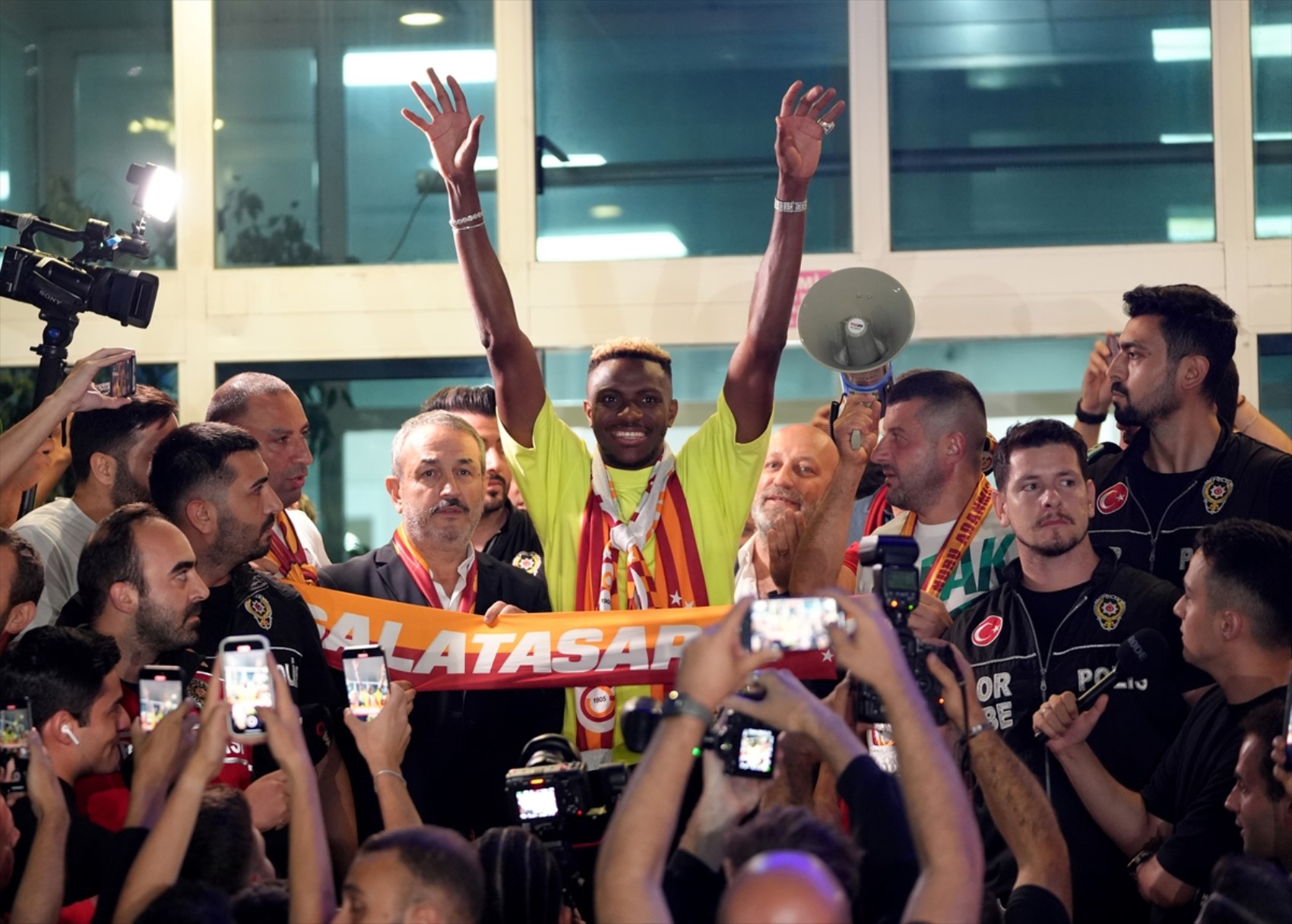 Galatasaray taraftarı yıldızını göklerde izledi: Osimhen rekor kırarak geldi