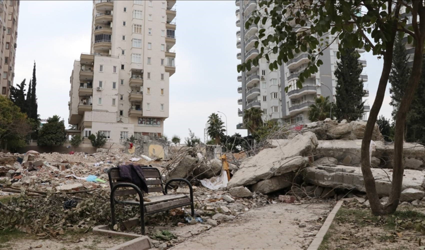 Depremde yıkılan Sami Bey Apartmanı'nın müteahhidi için Türkiye'ye iade talebi