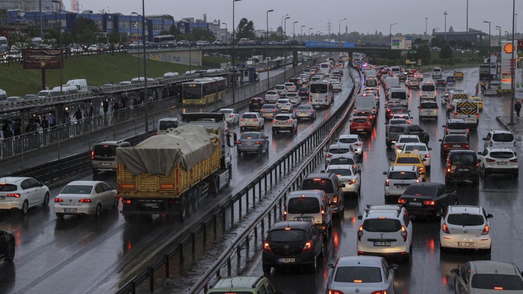 Haftanın ilk günü trafik yoğunluğu yaşandı