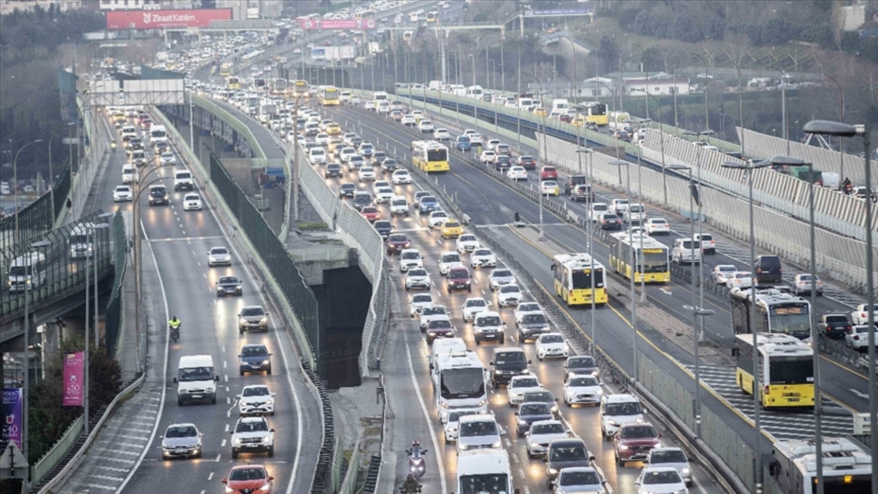 Haftanın ilk günü trafik yoğunluğu yaşandı