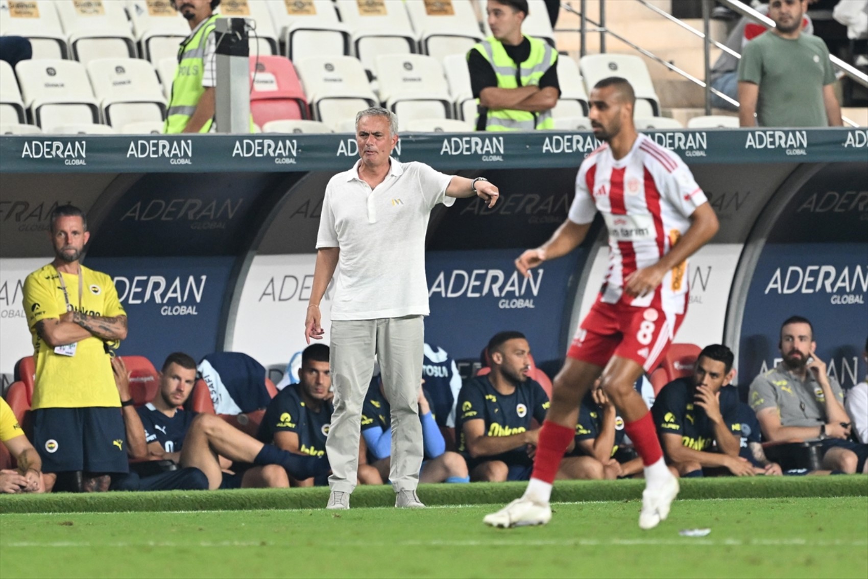 Maça damga vurmuştu: Mourinho'nun Antalyaspor maçındaki protestosu dünya basınında