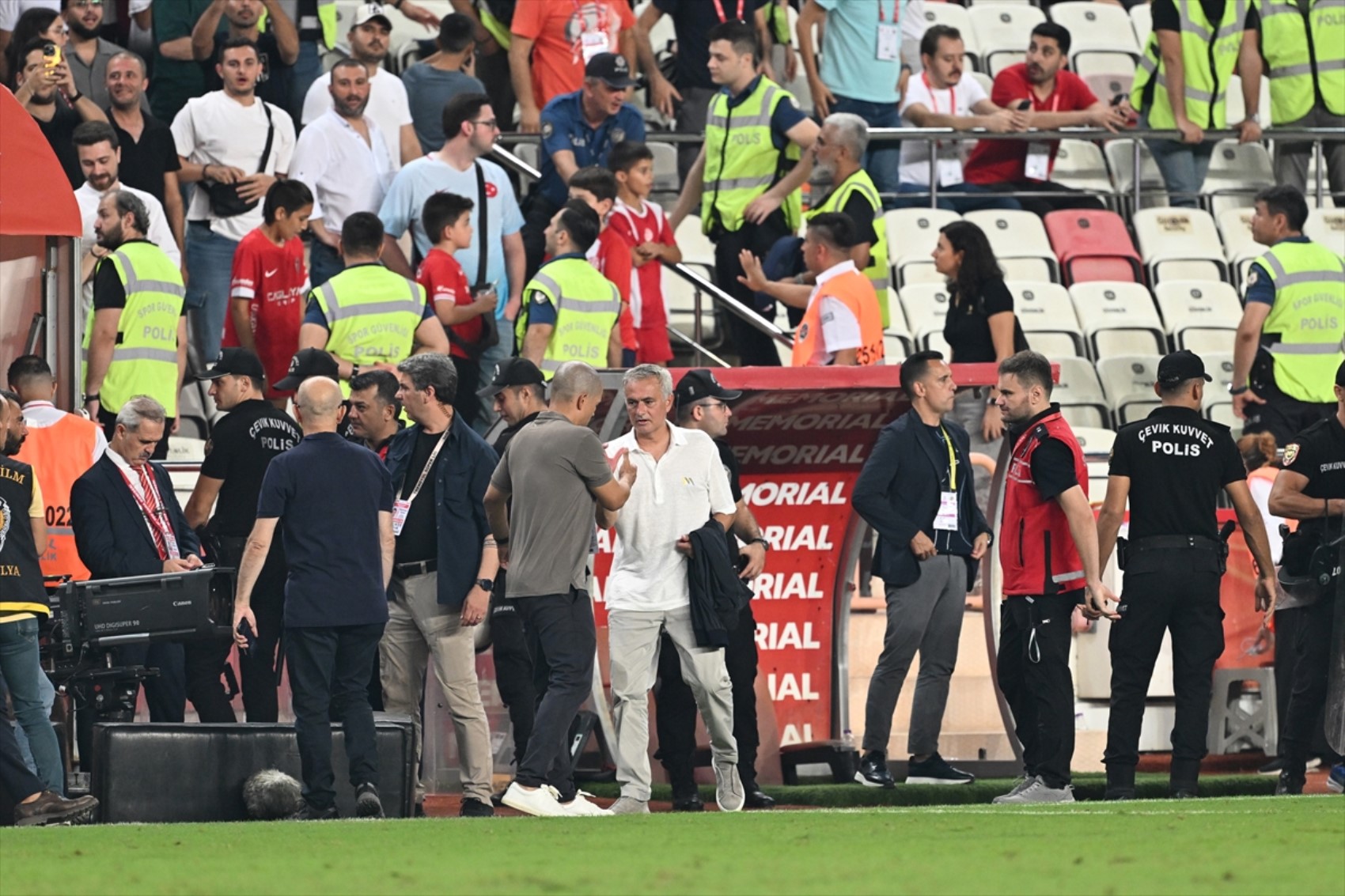 Maça damga vurmuştu: Mourinho'nun Antalyaspor maçındaki protestosu dünya basınında