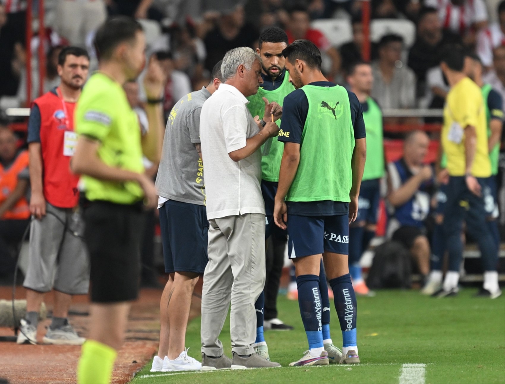 Maça damga vurmuştu: Mourinho'nun Antalyaspor maçındaki protestosu dünya basınında