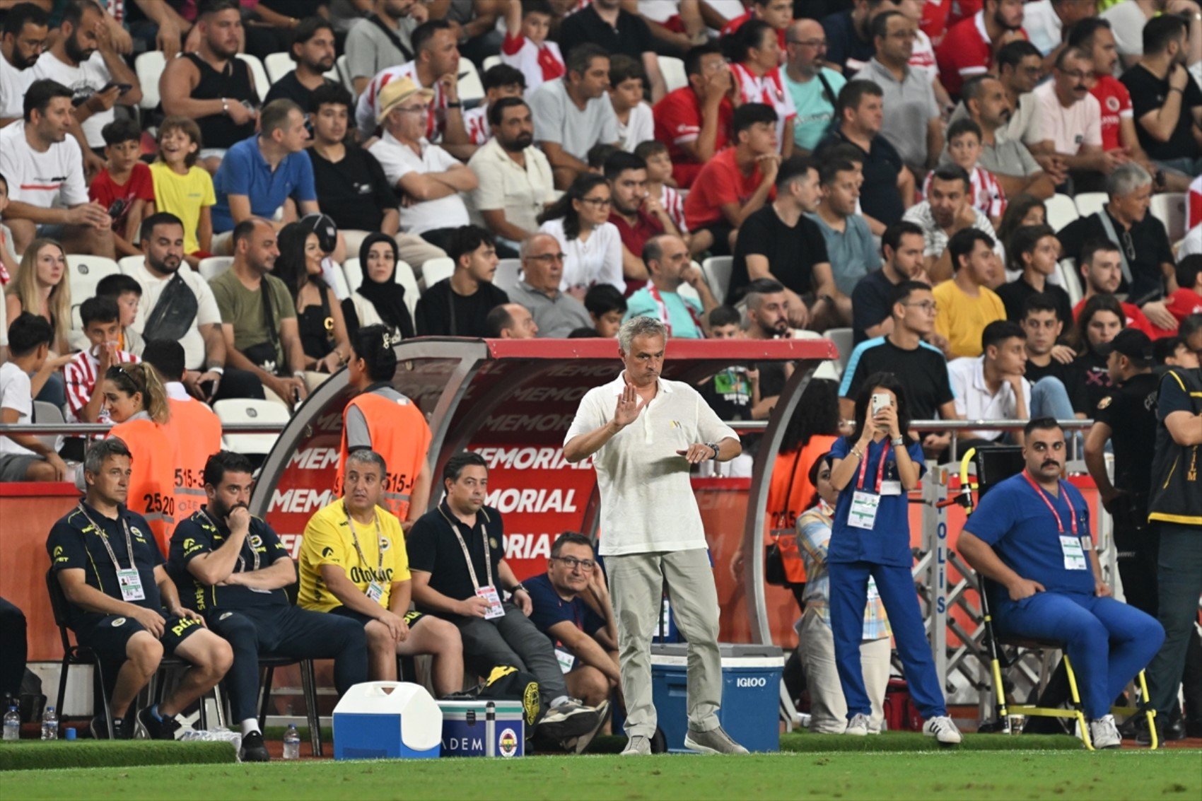 Maça damga vurmuştu: Mourinho'nun Antalyaspor maçındaki protestosu dünya basınında