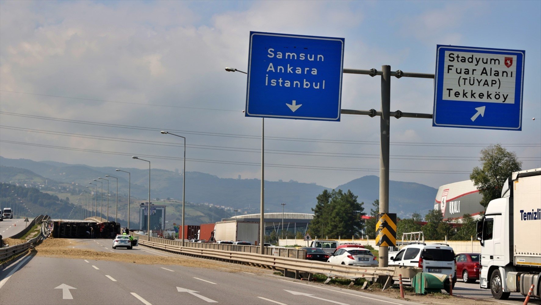 Arı sokan TIR şoförü kaza yaptı! Yol trafiğe kapatıldı