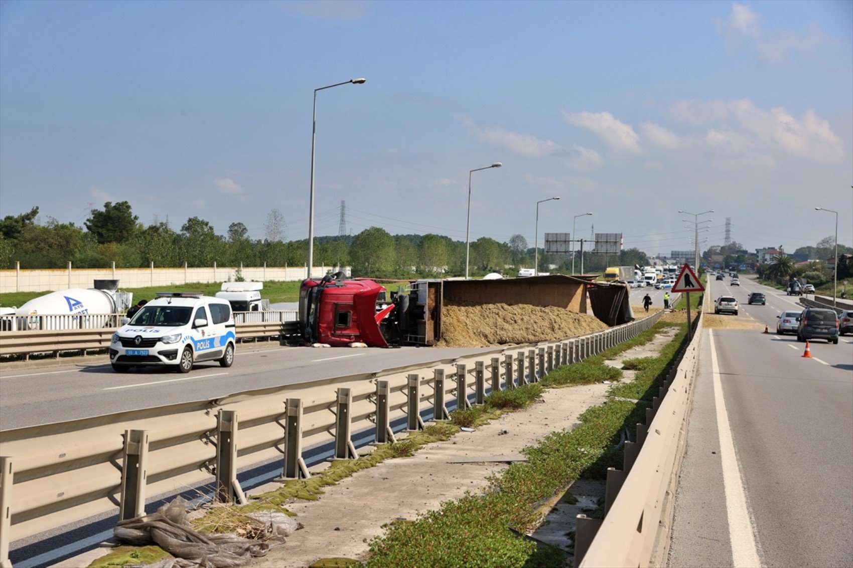 Arı sokan TIR şoförü kaza yaptı! Yol trafiğe kapatıldı