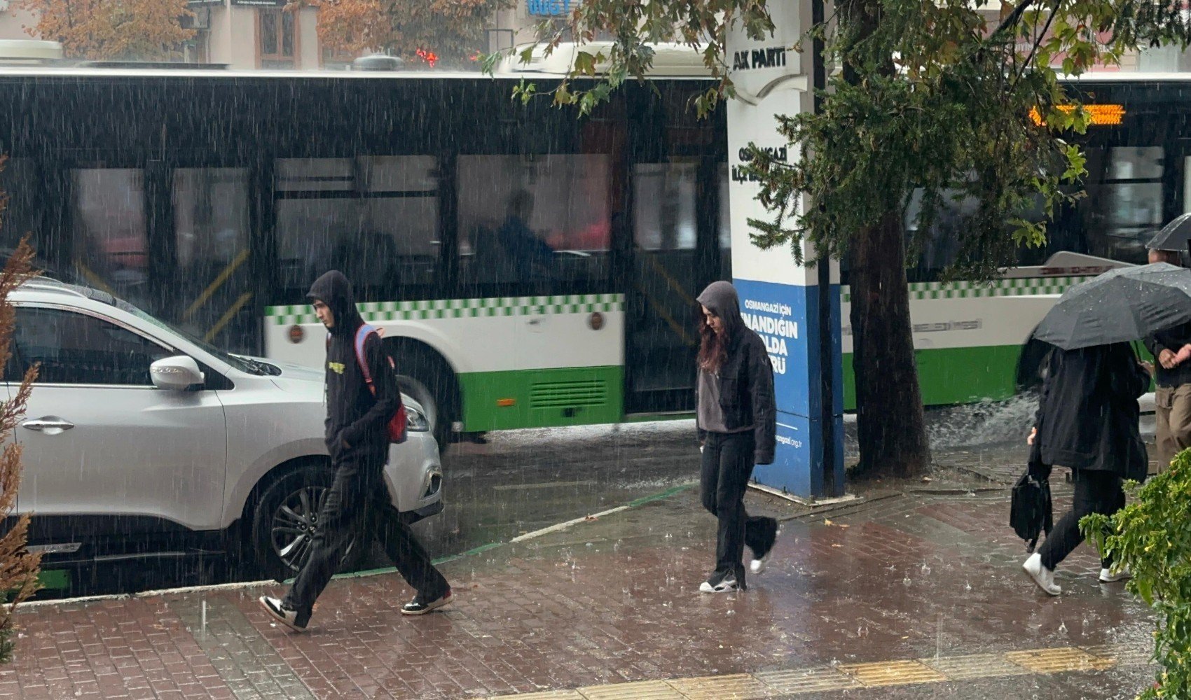 Bursa'da sağanak yağış etkisini gösterdi