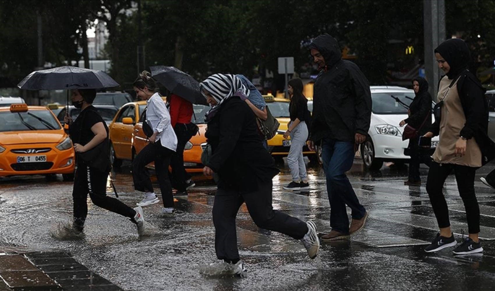 Meteroloji'den kuvvetli sağanak yağış uyarısı