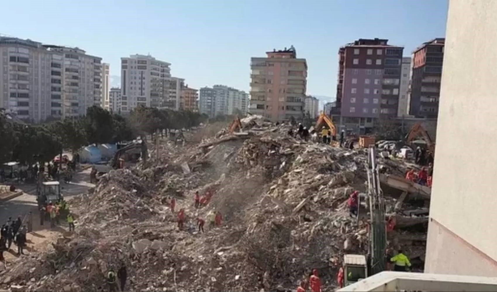 6 Şubat'ta 150 kişiye mezar olan Palmiye Sitesi davası yarın başlıyor: Ailelerimizi nasıl öldürdüklerini soracağız